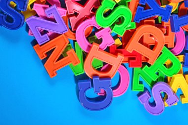 Renkli plastik alfabesi harfleri