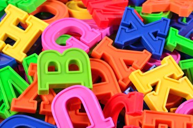 Plastik renkli alfabe harfler yığını kapat 