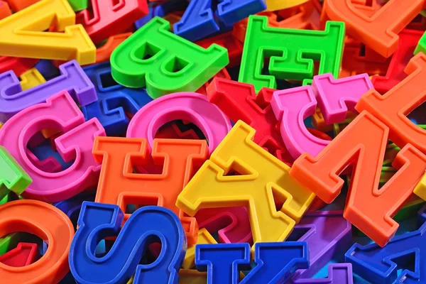Σωρός από πλαστικό χρωματισμένο αλφάβητο, γράμματα από κοντά — Φωτογραφία Αρχείου