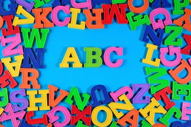 plastik renkli alfabe abc harfleri 