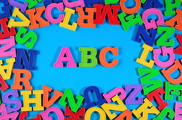 Plastová barevná abeceda písmen abc — Stock fotografie