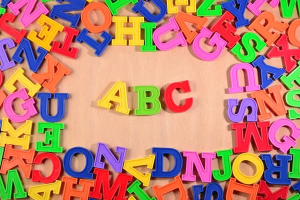 Lettere alfabetiche colorate in plastica ABC — Foto Stock