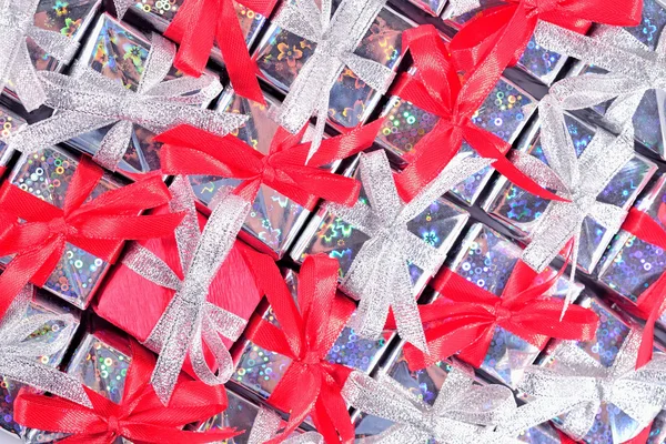 Stříbrné a červené dárky jako pozadí — Stock fotografie