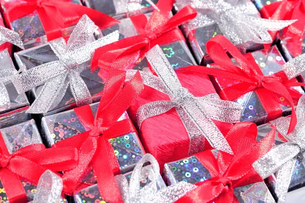 Silberne und rote Geschenke als Hintergrund — Stockfoto
