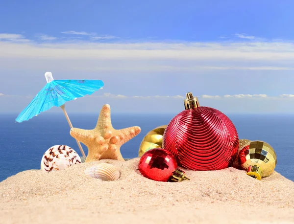 Weihnachtsdekoration, Muscheln und Seesterne am Strand — Stockfoto