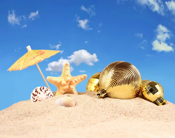 Weihnachtsdekoration, Muscheln und Seesterne am Strand — Stockfoto