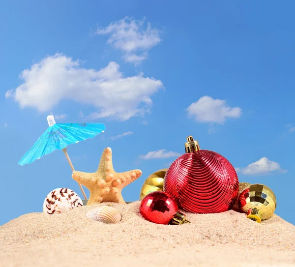 Weihnachtsdekoration, Muscheln und Seesterne am Strand — Stockfoto