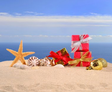 Noel süsleri, kabukları ve denizyıldızı plaj kum üzerinde