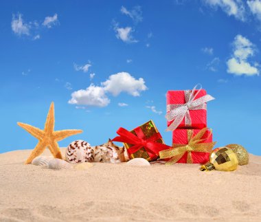 Noel süsleri, kabukları ve denizyıldızı plaj kum üzerinde