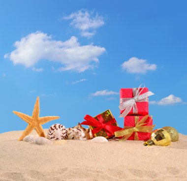 Noel süsleri, kabukları ve denizyıldızı plaj kum üzerinde