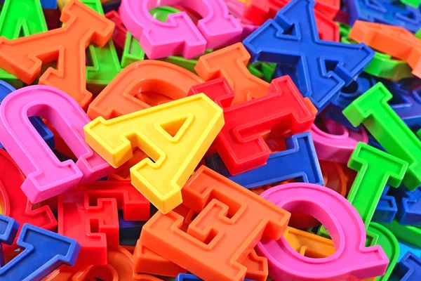 Haufen plastikfarbener Buchstaben aus dem Alphabet aus nächster Nähe — Stockfoto