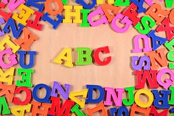 Plastová barevná abeceda písmen abc — Stock fotografie