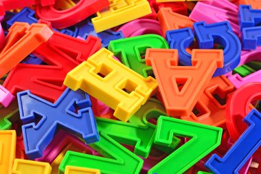 Plastik renkli alfabe harfler yığını kapat 