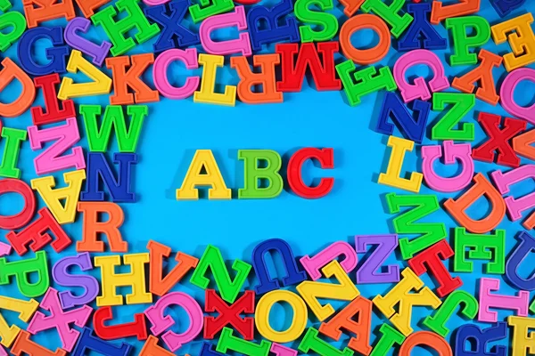 Plast färgade alfabetet bokstäver abc — Stockfoto