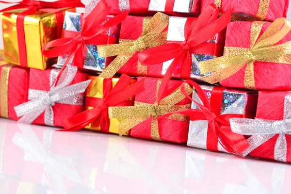 Farbenfrohe Geschenke in Nahaufnahme auf einem weißen — Stockfoto