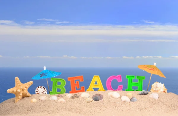 바닷가 모래에 비치 편지 — 스톡 사진