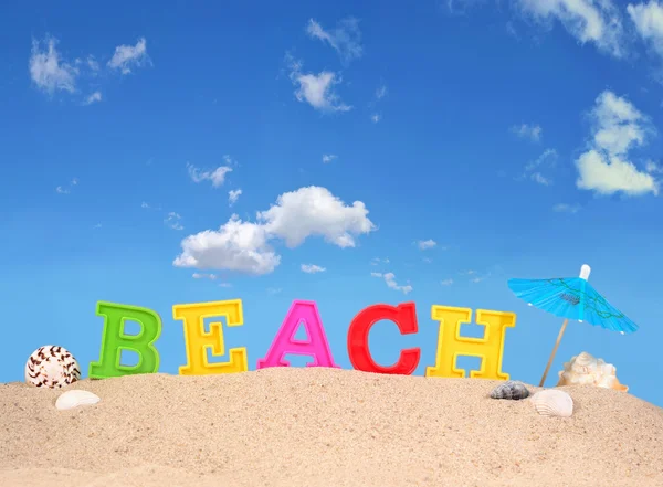 Lettres de plage sur une plage de sable — Photo