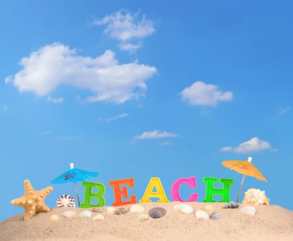 Letras de playa en una arena de playa — Foto de Stock