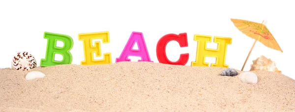 Letras de playa en una arena de playa en un blanco — Foto de Stock