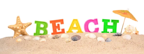 Letras de playa en una arena de playa en un blanco — Foto de Stock