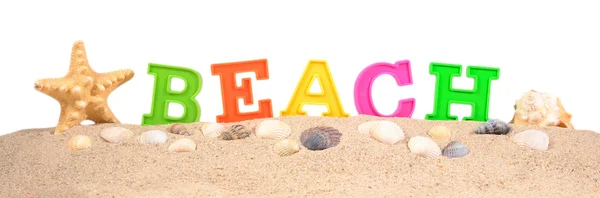 Letras de playa en una arena de playa en un blanco — Foto de Stock