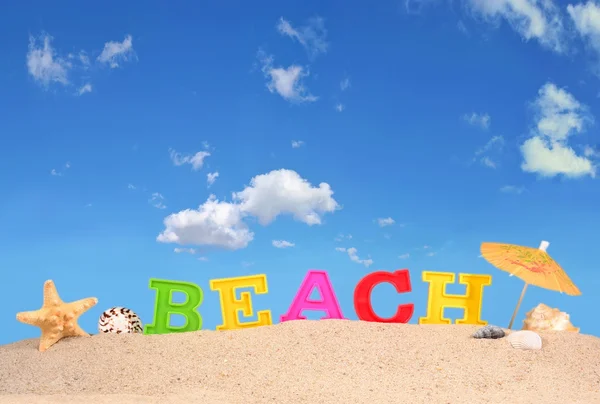 Lettres de plage sur une plage de sable — Photo