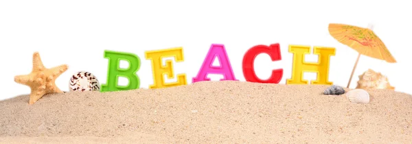 Letras de playa en una arena de playa en un blanco — Foto de Stock