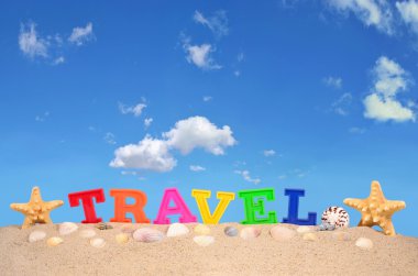 Harfler bir plaj kum üzerinde seyahat