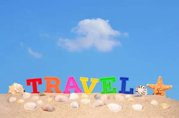 Podróży litery na piaszczystej plaży — Zdjęcie stockowe