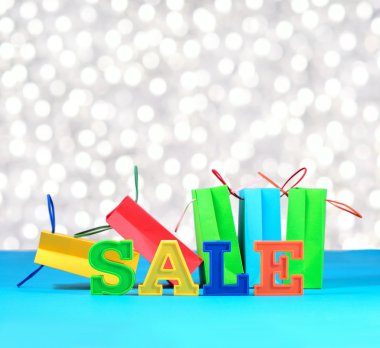 Satış b alışveriş arka plan üzerinde renkli harflerle yazılmış