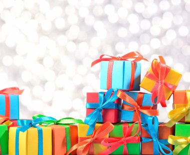 Bokeh arka plan üzerinde renkli hediyeler