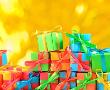 Bokeh arka plan üzerinde renkli hediyeler