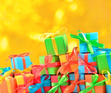 Bokeh arka plan üzerinde renkli hediyeler