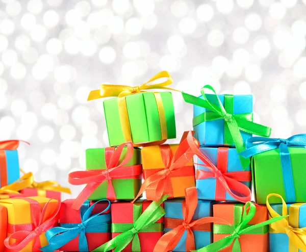 Bokeh arka plan üzerinde renkli hediyeler — Stok fotoğraf