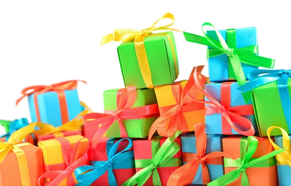 Farbenfrohe Geschenke in Nahaufnahme auf einem weißen — Stockfoto