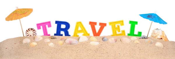 Letras de viaje en una arena de playa en un blanco — Foto de Stock