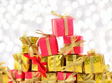 Altın ve kırmızı hediyeler yakın çekim