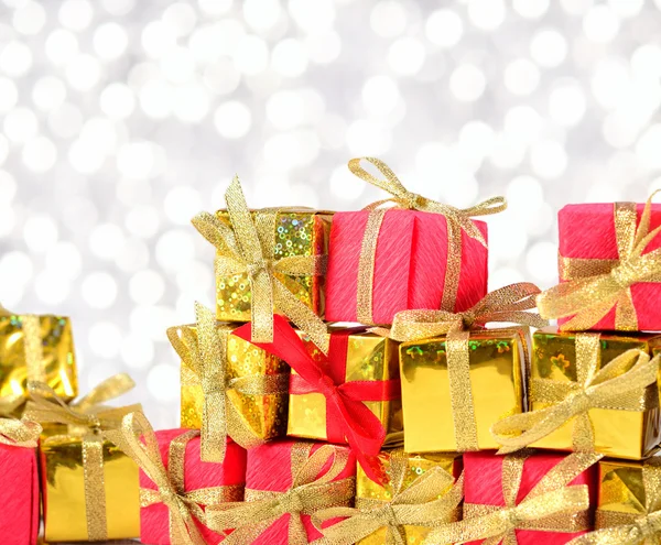 Goldene und rote Geschenke aus nächster Nähe — Stockfoto