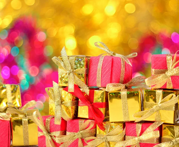 Goldene und rote Geschenke aus nächster Nähe — Stockfoto