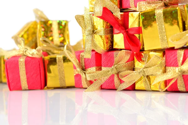Presentes dourados e vermelhos close-up — Fotografia de Stock