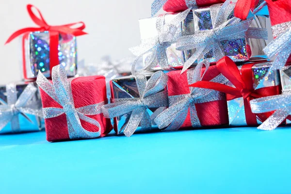 Regalos de plata y rojo de cerca — Foto de Stock