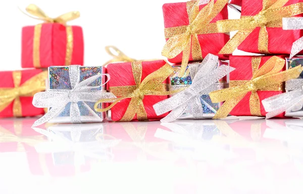 Silberne und rote Geschenke in Nahaufnahme auf einem weißen — Stockfoto