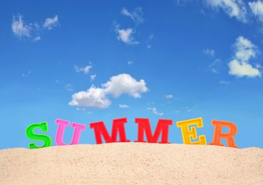 Bir sahil kumu yaz harfler 