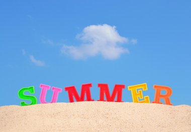 Bir sahil kumu yaz harfler