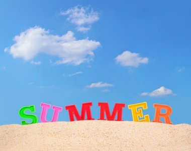 Bir sahil kumu yaz harfler