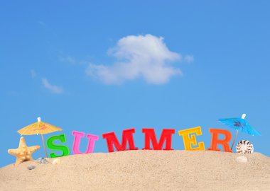 Bir sahil kumu yaz harfler