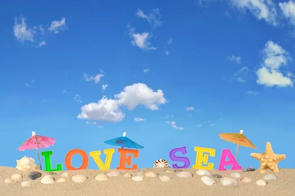 Amore lettere di mare su una spiaggia di sabbia — Foto Stock