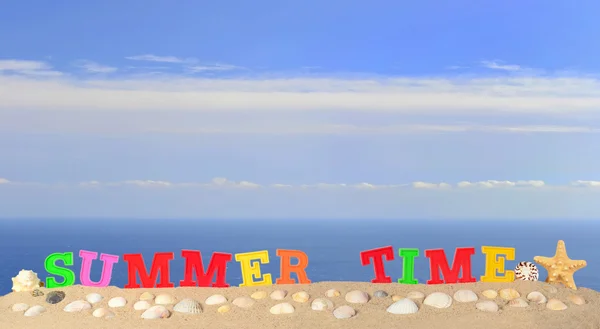 Zomertijd letters op een strand-zand — Stockfoto