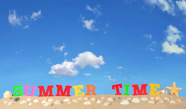 Letras de verano en una playa de arena —  Fotos de Stock