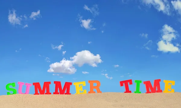 Letras de verano en una playa de arena —  Fotos de Stock